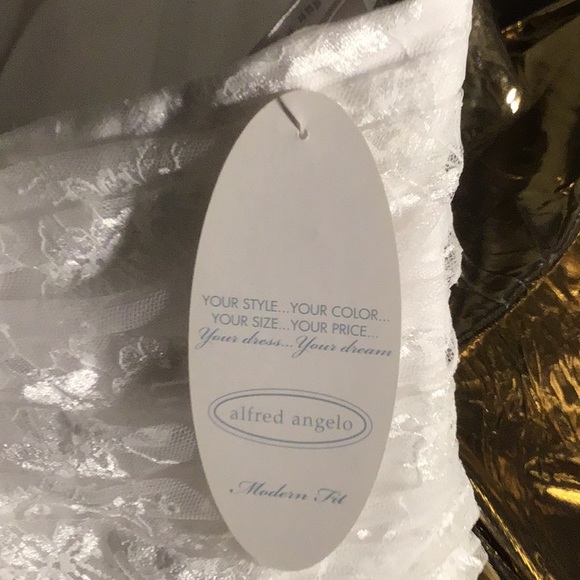 Women’s Lace Wedding Dress NWT, with veil - Picture 13 of 16